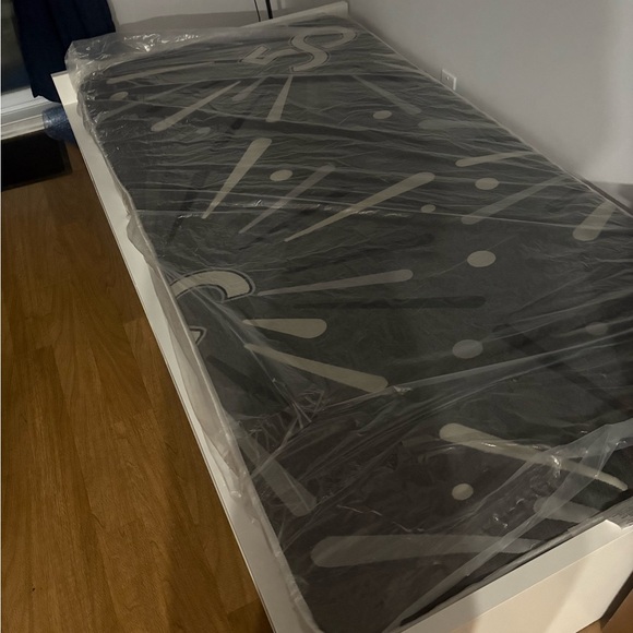 Black and Gray Mattress Cover with Artistic Design - Picture 2 of 7